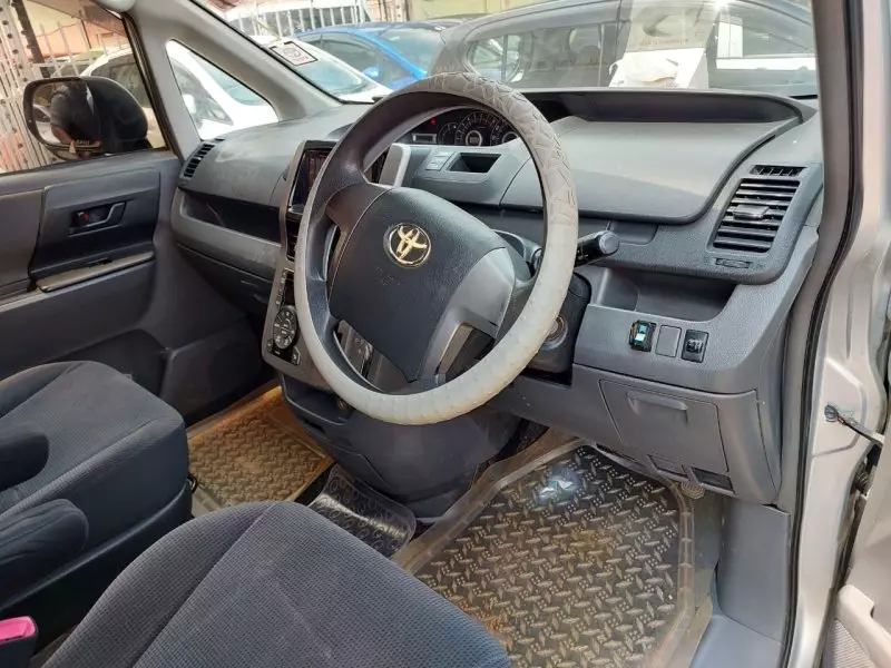 Toyota Noah   - 2008