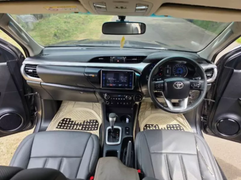 Toyota Hilux   - 2015