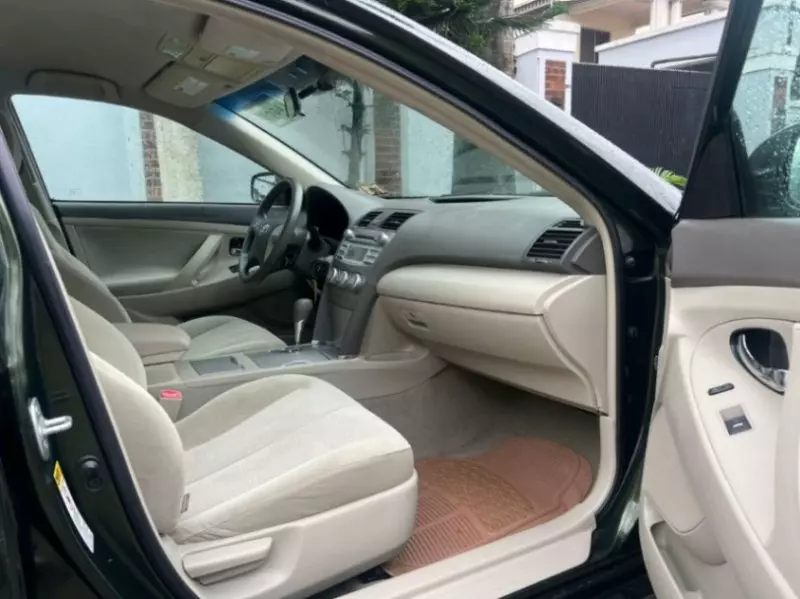 Toyota Camry   - 2010
