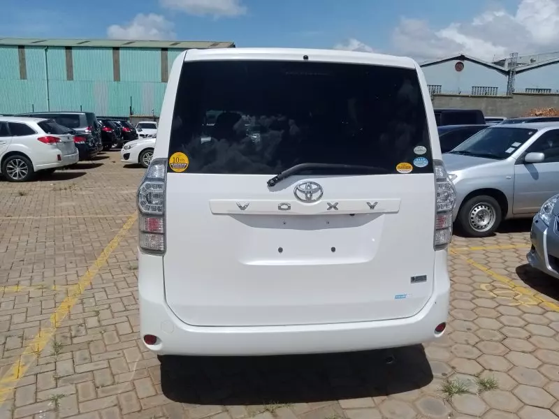 Toyota Voxy    - 2012