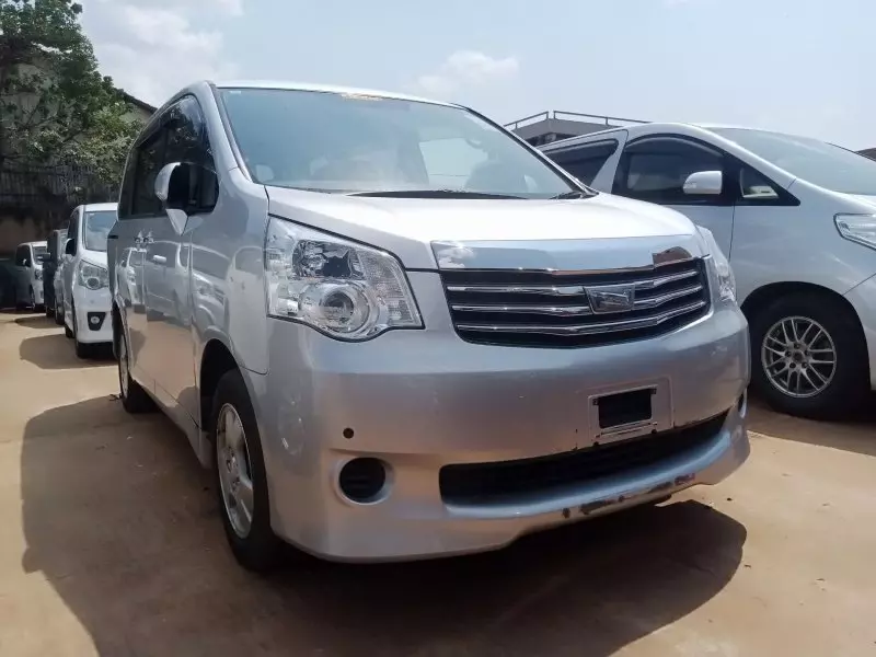 Toyota Noah   - 2012
