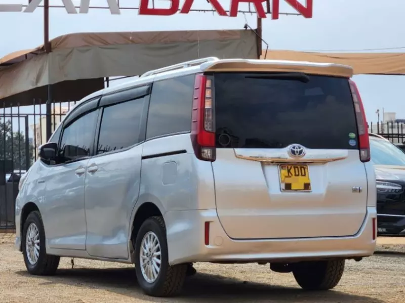 Toyota Noah   - 2014