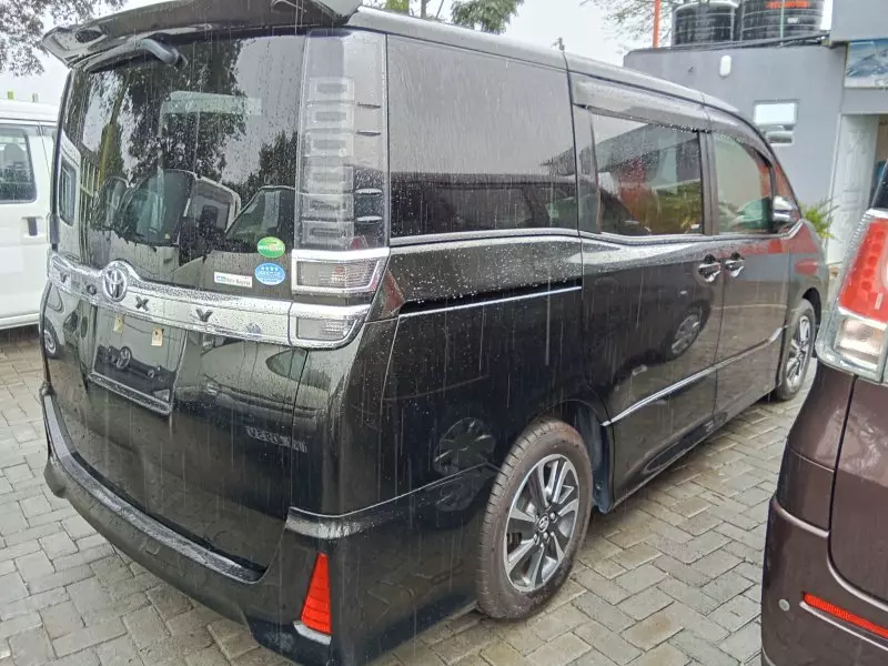 Toyota Voxy    - 2017
