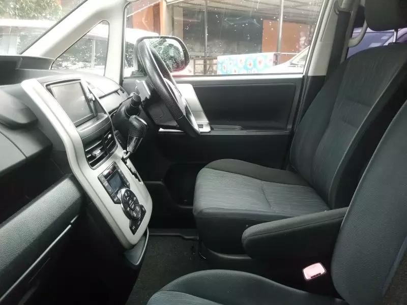 Toyota Noah   - 2012