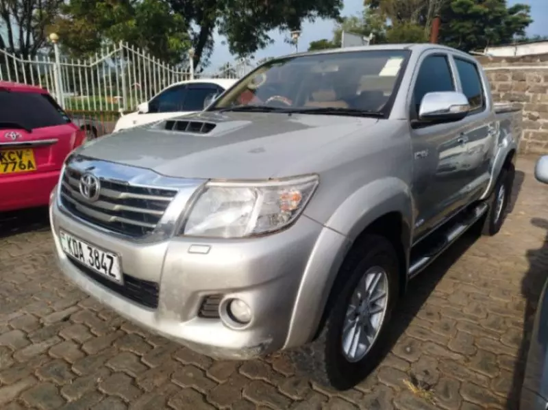 Toyota Hilux   - 2015