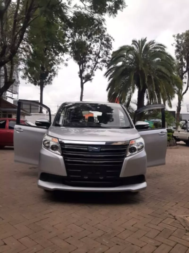 Toyota Noah Hybrid   - 2017