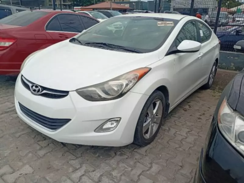 Hyundai Elantra   - 2012