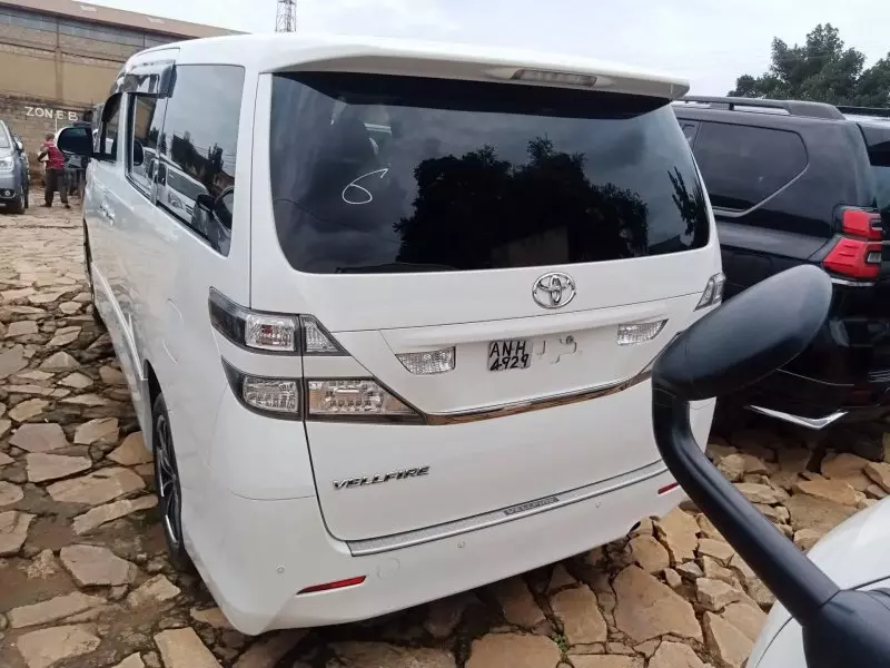 Toyota Vellfire    - 2400