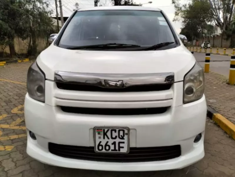 Toyota Noah   - 2011