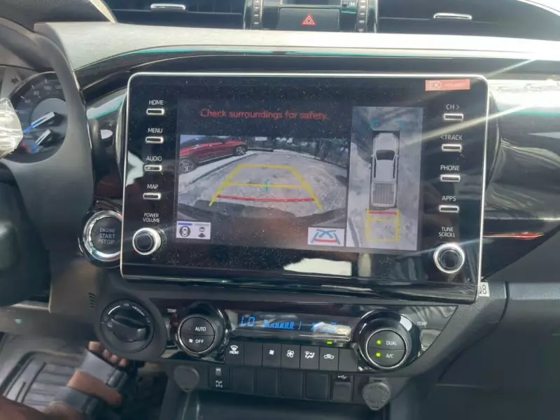 Toyota Hilux   - 2021