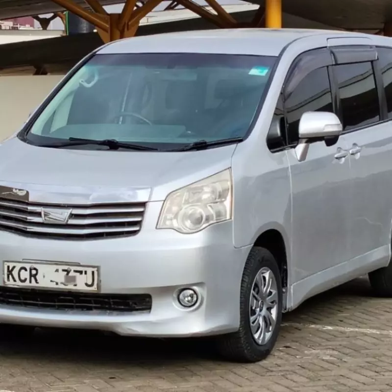Toyota Noah   - 2011