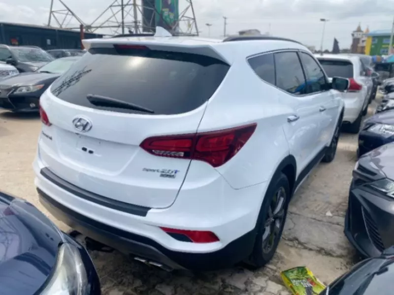 Hyundai Santa Fe   - 2017