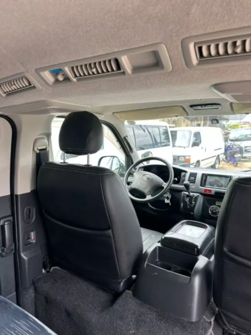 Toyota Hiace   - 2011