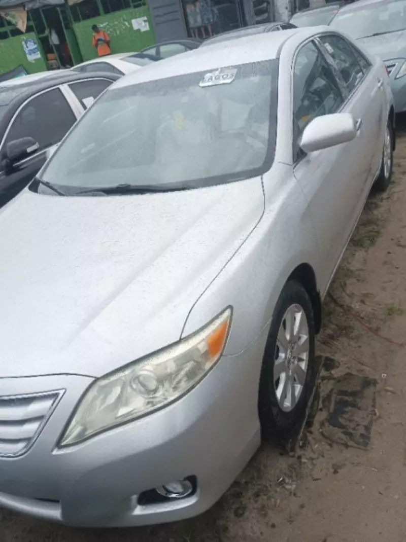 Toyota camry   - 2010