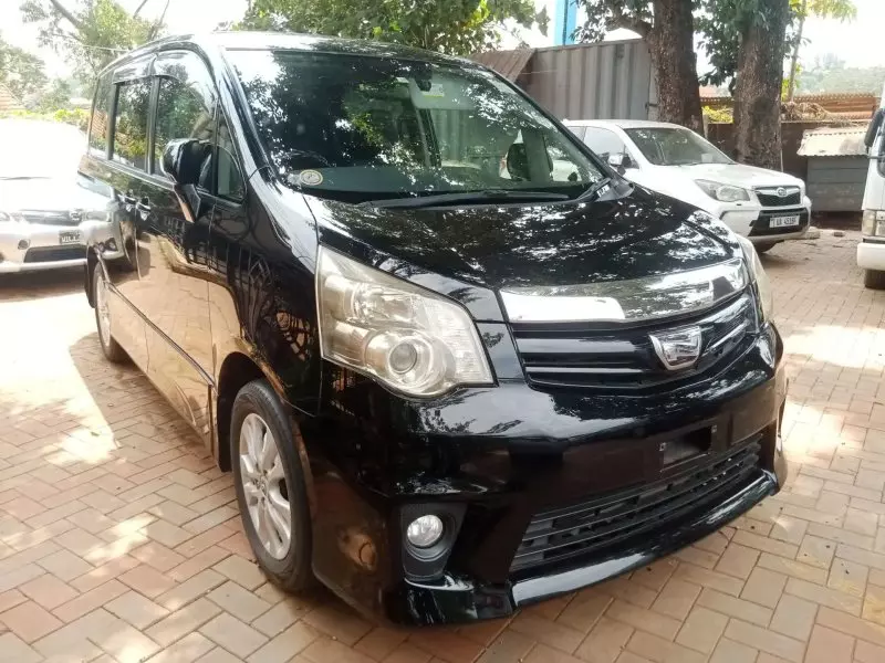 Toyota Noah   - 2012