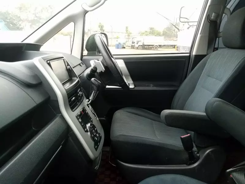 Toyota Noah   - 2011