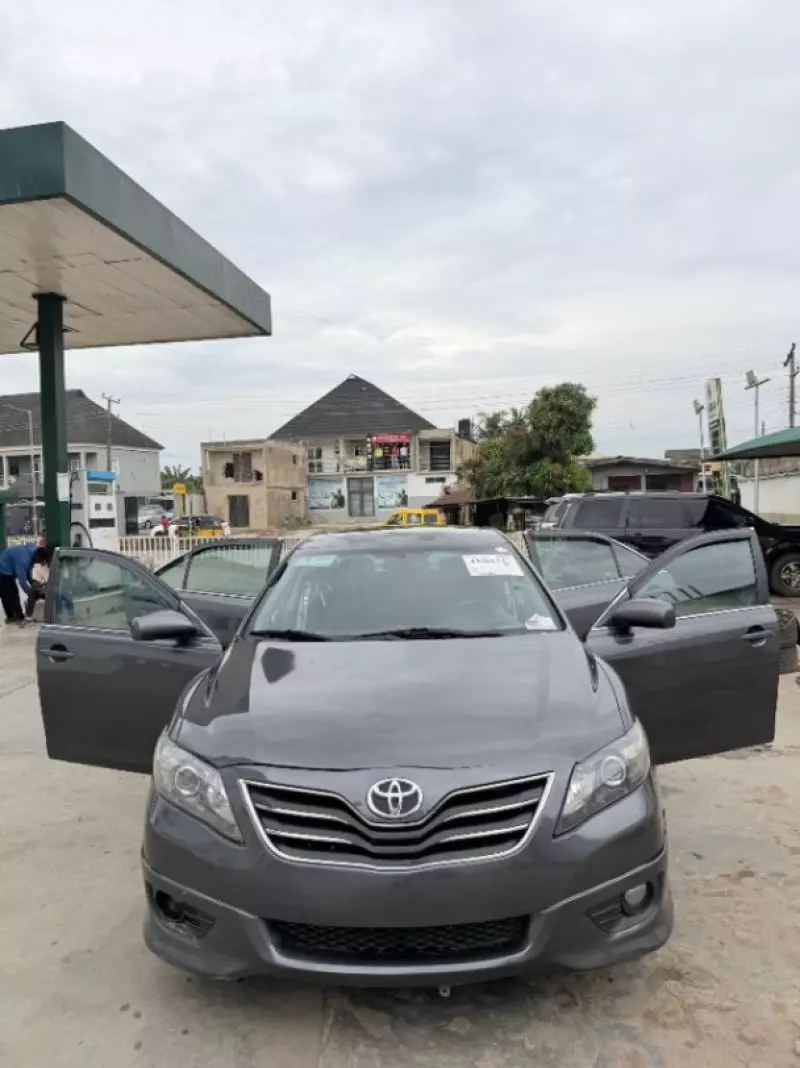 Toyota Camry   - 2011