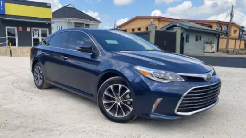 Toyota Avalon   - 2017