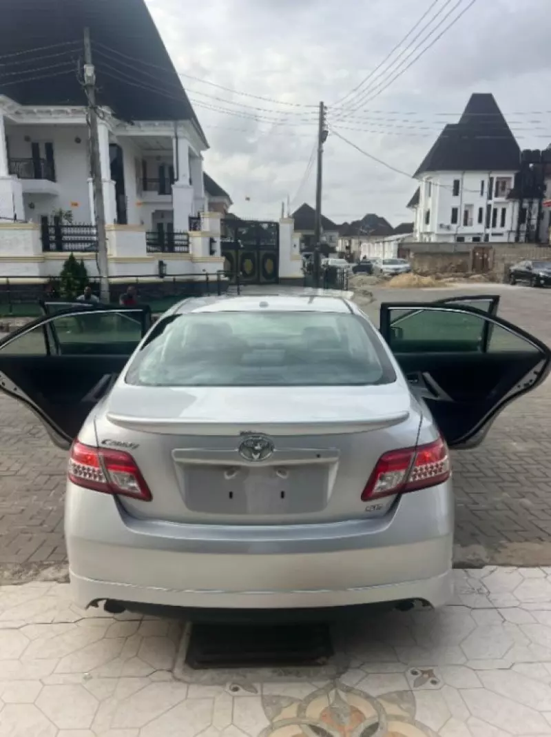 Toyota Camry   - 2010