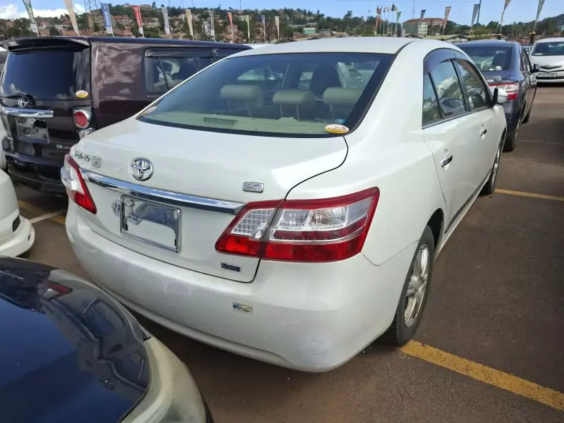 Toyota Premio    - 2013