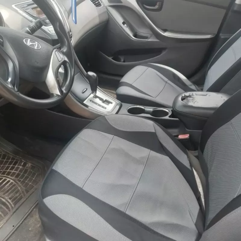 Hyundai Elantra   - 2012