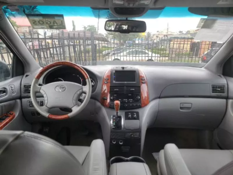Toyota Sienna   - 2010