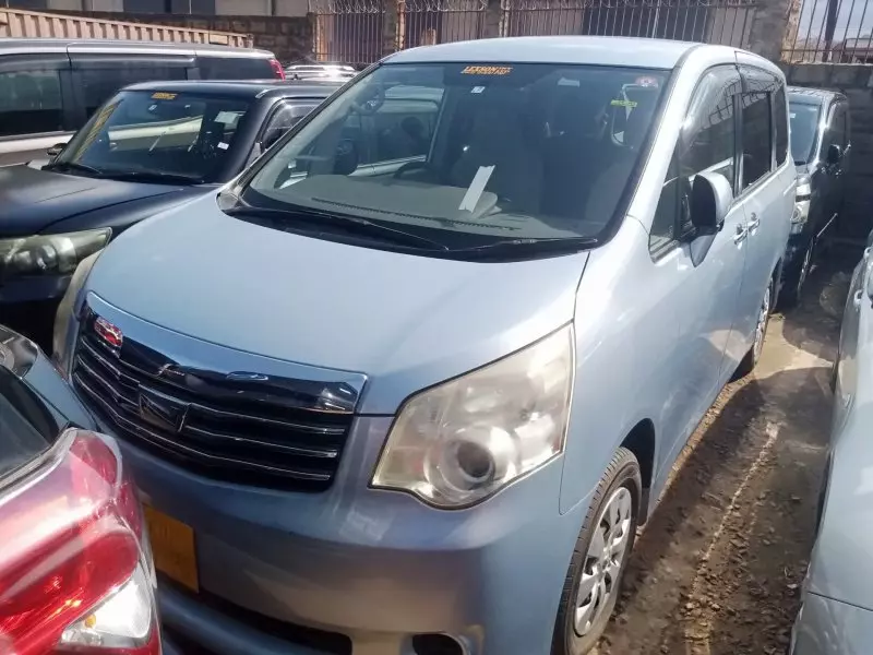 Toyota Noah   - 2011