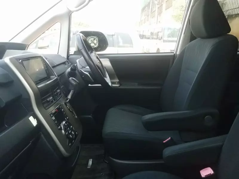 Toyota Noah   - 2012
