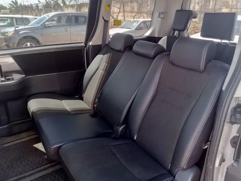 Toyota Voxy    - 2012