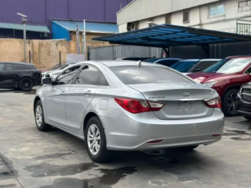 Hyundai Sonata   - 2011