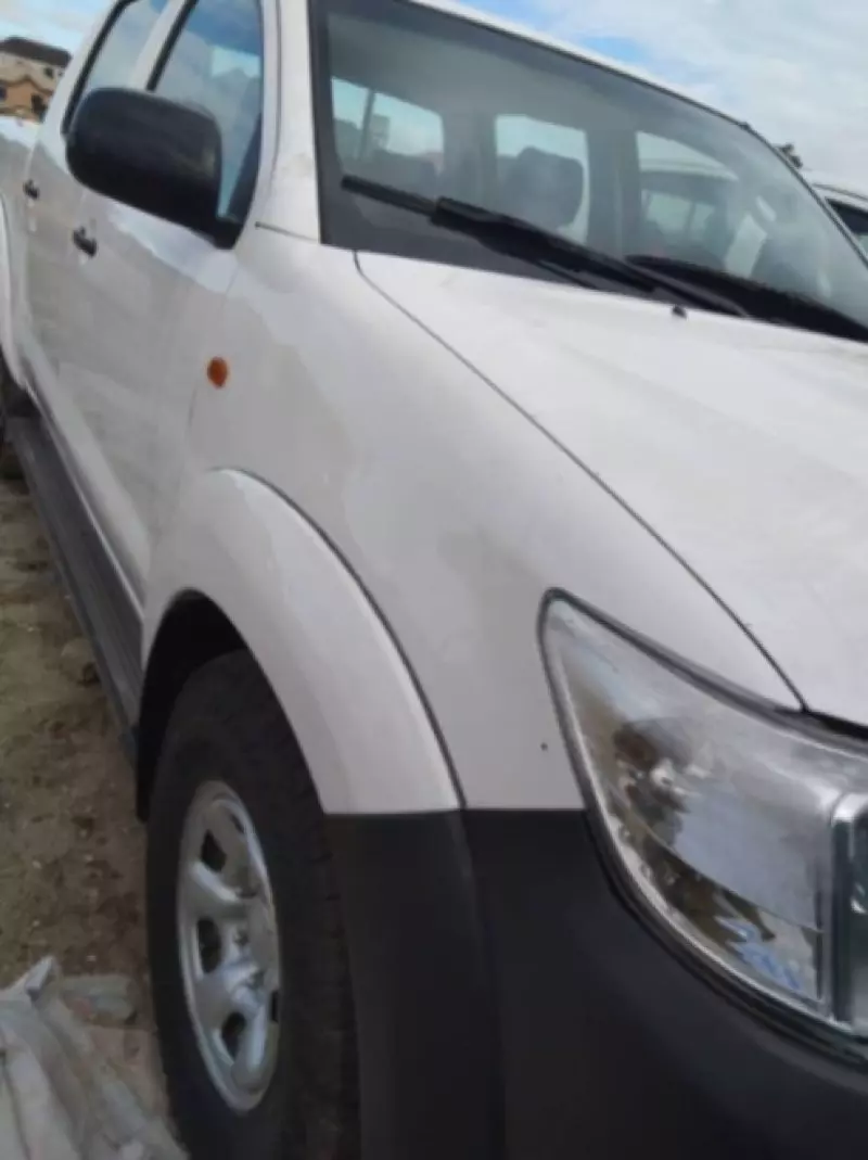 Toyota Hilux   - 2015
