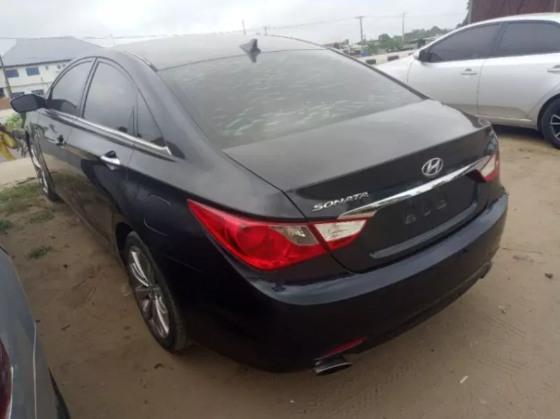 Hyundai Sonata   - 2010