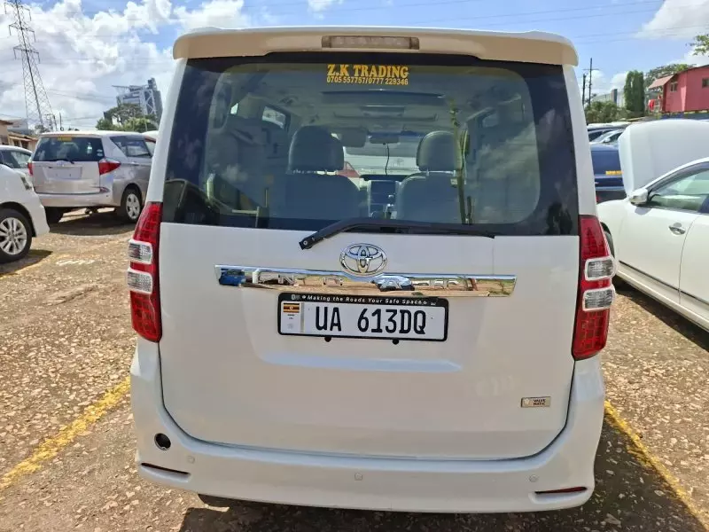 Toyota Noah   - 2012