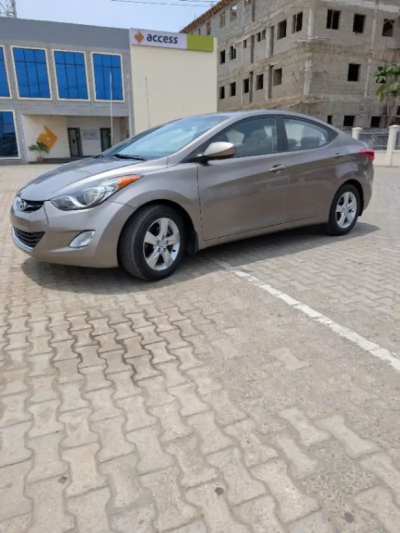 Hyundai Elantra   - 2012