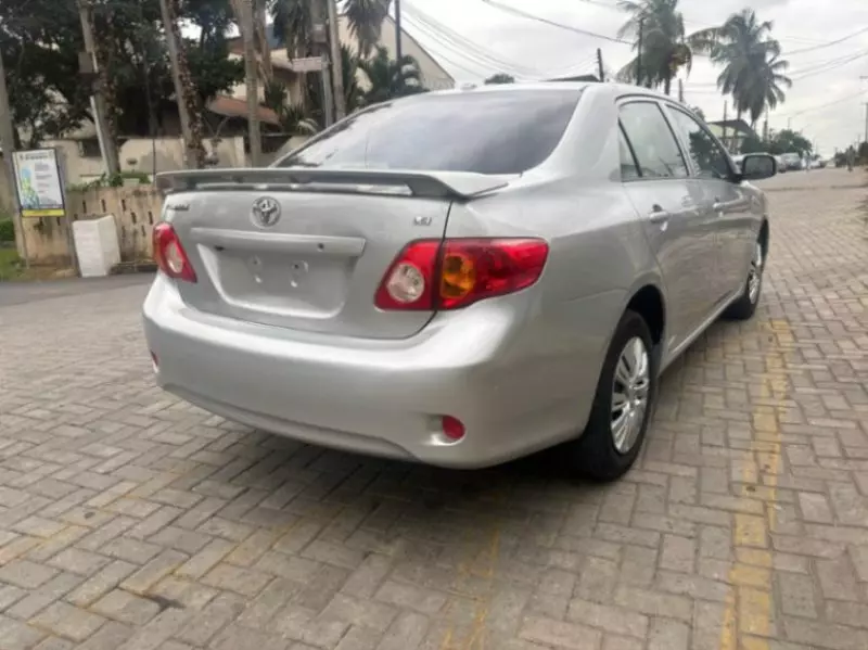 Toyota Corolla   - 2009