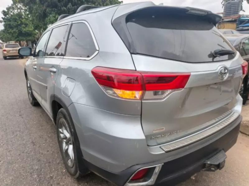 Toyota Highlander   - 2017