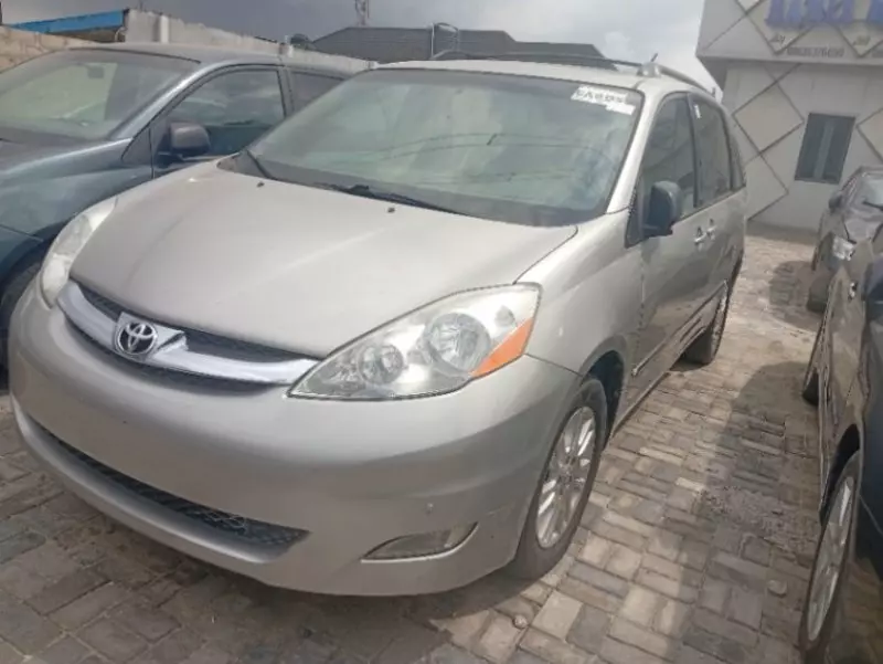 Toyota Sienna - 2010