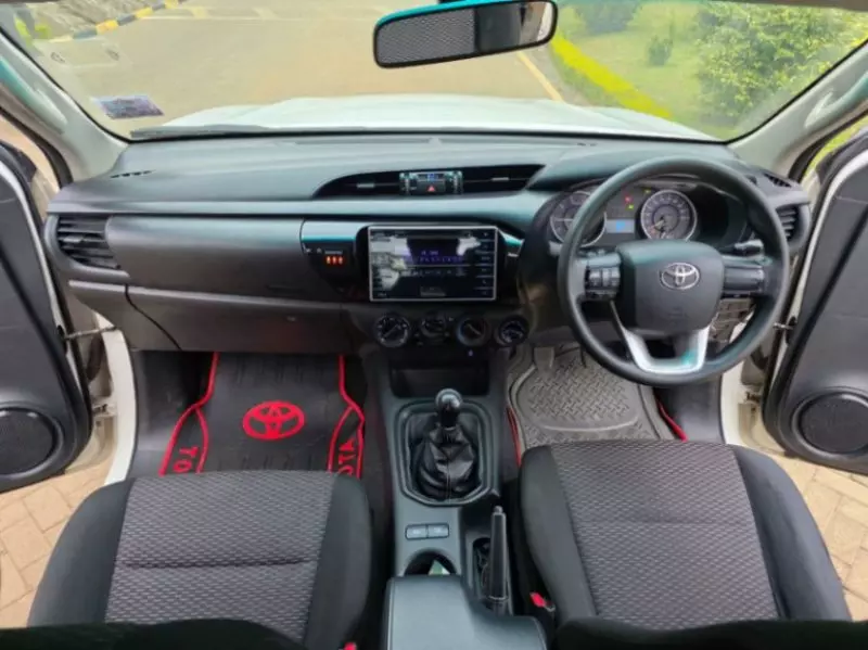 Toyota Hilux   - 2017