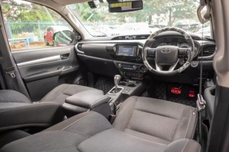 Toyota Hilux   - 2021