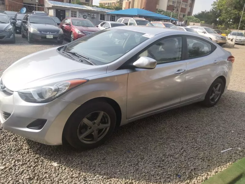 Hyundai Elantra   - 2011