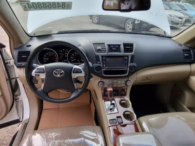 Toyota Highlander   - 2012