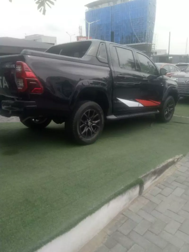 Toyota Hilux   - 2022