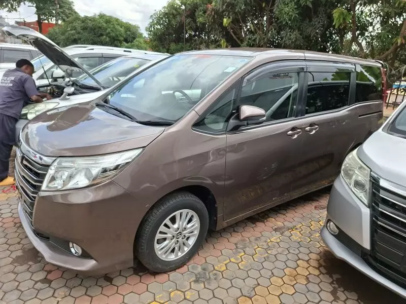 Toyota Noah   - 2016