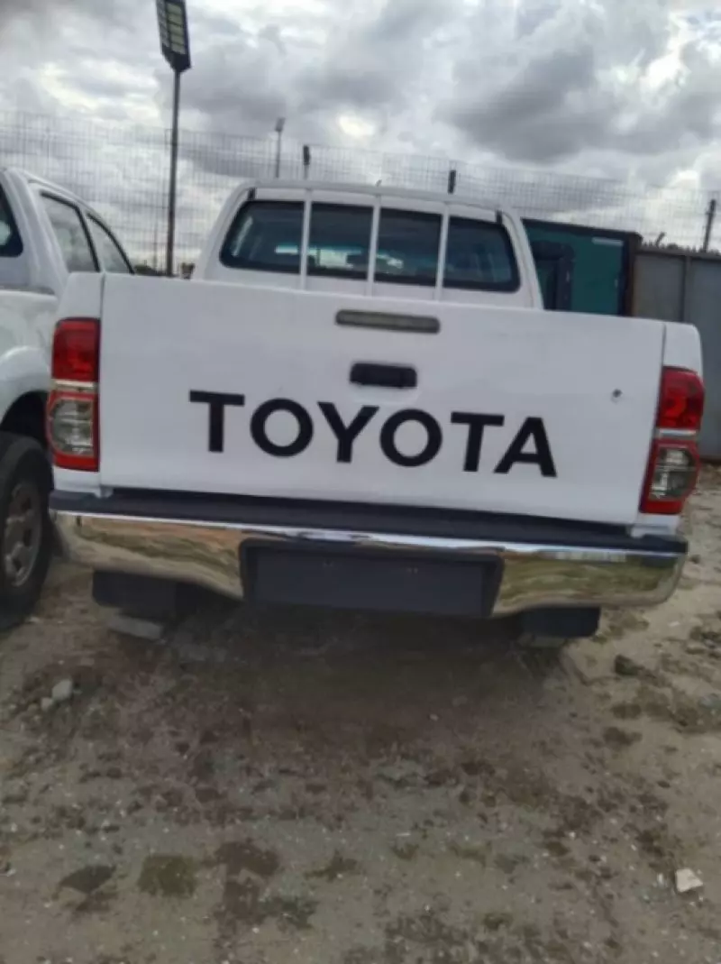 Toyota Hilux   - 2015