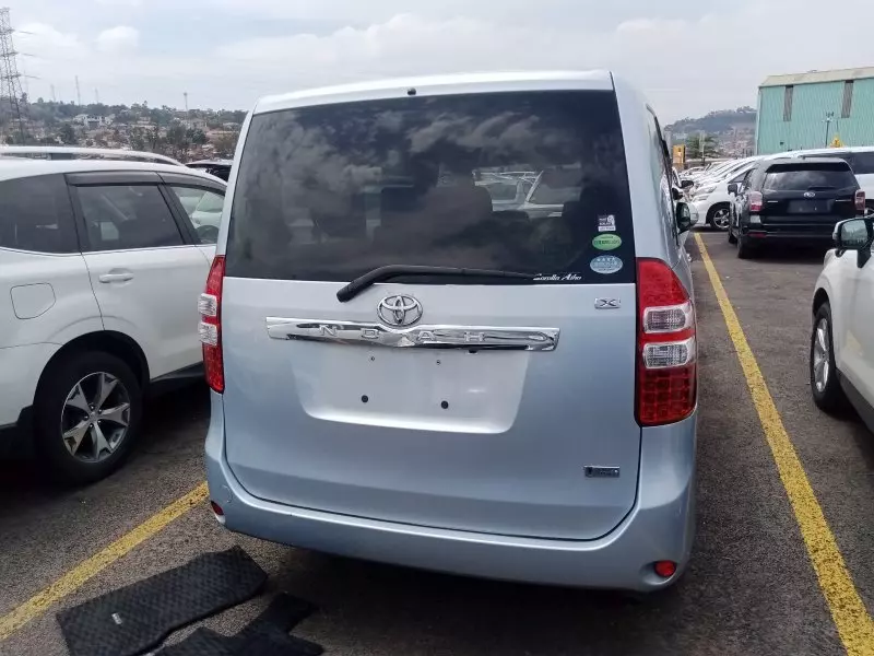 Toyota Noah   - 2011