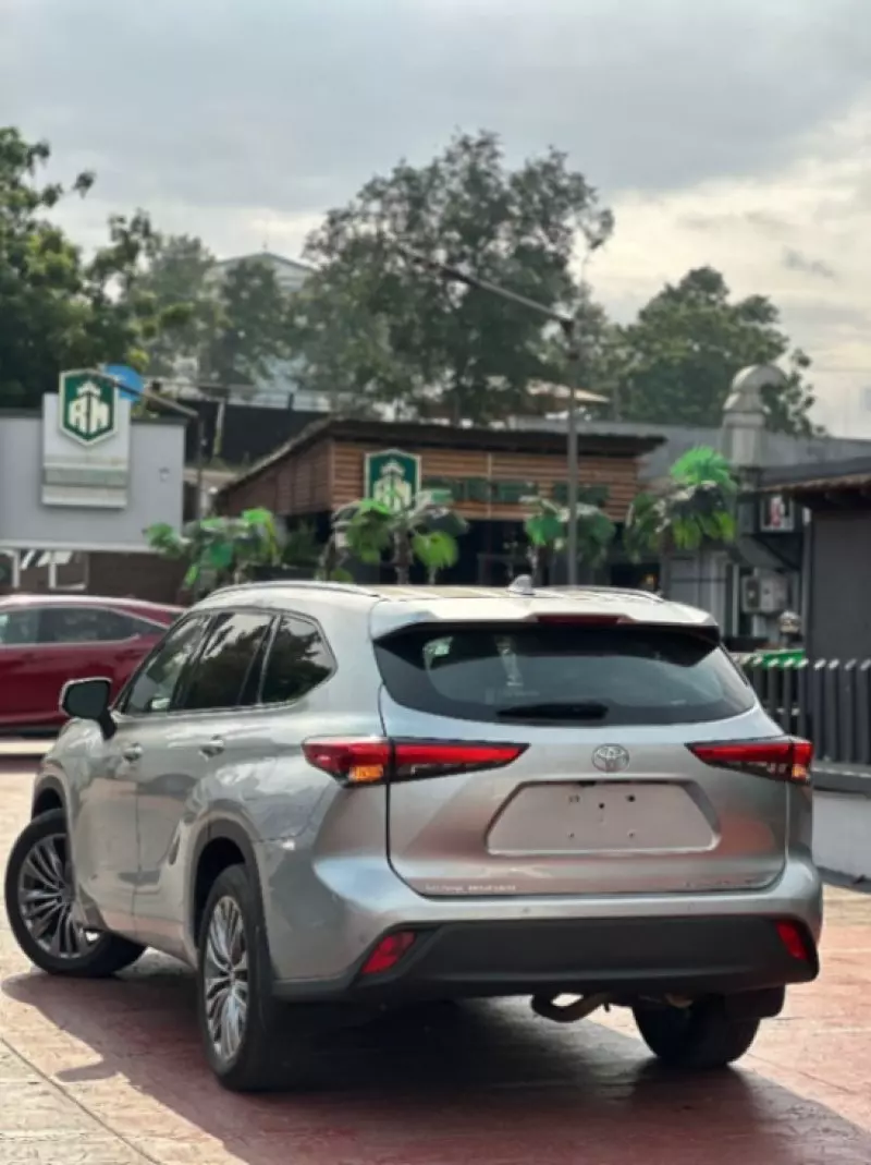 Toyota Highlander   - 2021
