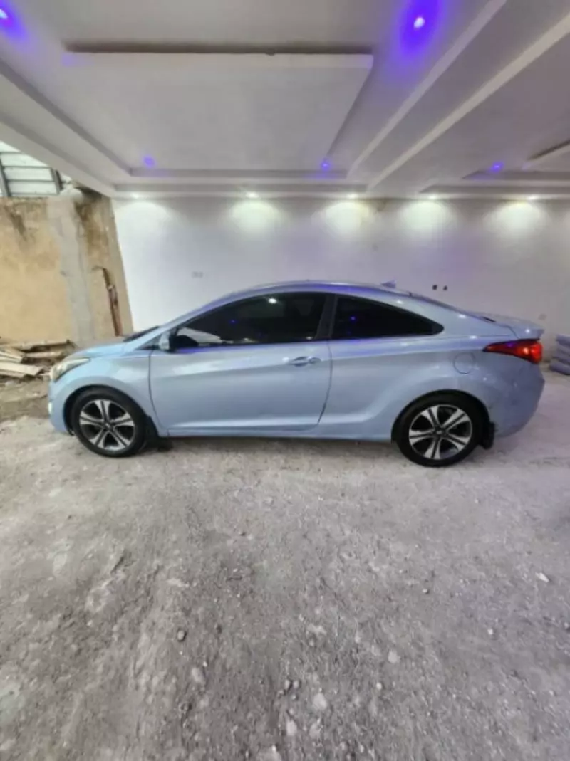 Hyundai Elantra   - 2013