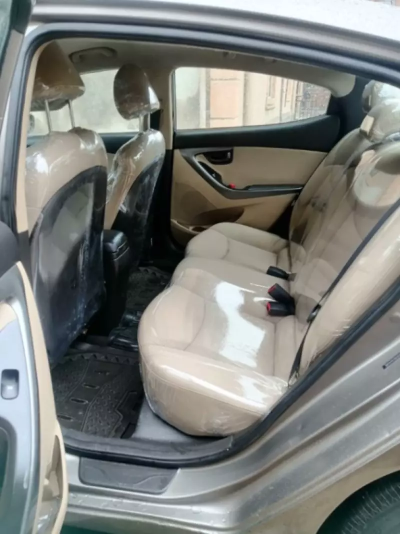 Hyundai Elantra   - 2011