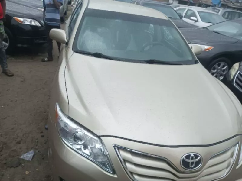 Toyota camry   - 2010