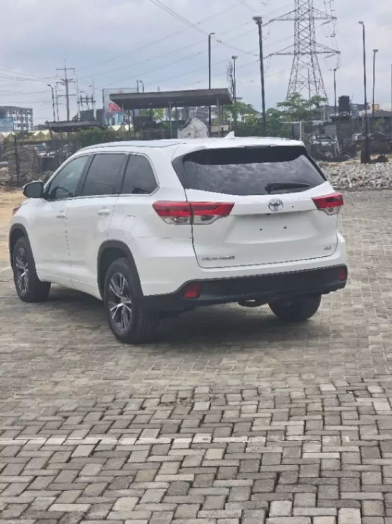 Toyota Highlander   - 2016
